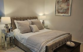 Beautiful One Bed Studio Flat - Dog Friendly